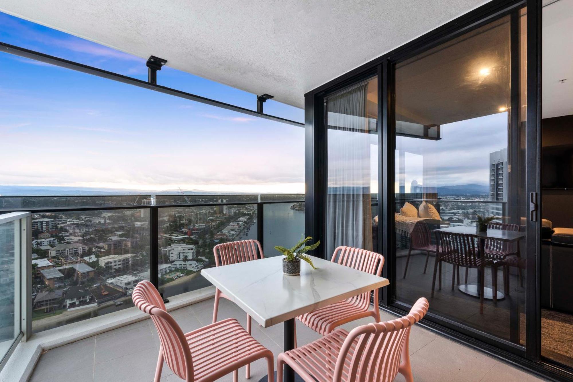 Circle On Cavill - Self Contained & Privately Managed Apartments - Wow Stay Gold Coast Kültér fotó
